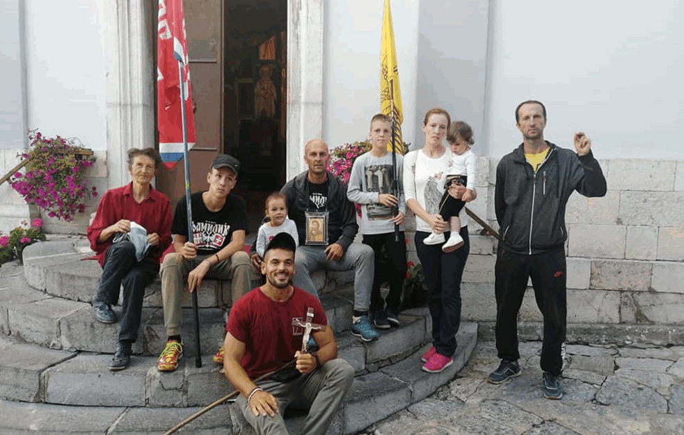 Najduža litija se zaustavila na granici sa Crnom Gorom: 200 kilometara od cilja primorani da stanu 